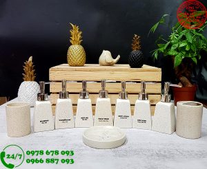 bình đựng sữa tắm có in logo khách sạn