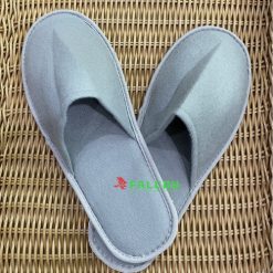 Dép dùng nhiều lần trong phòng khách sạn