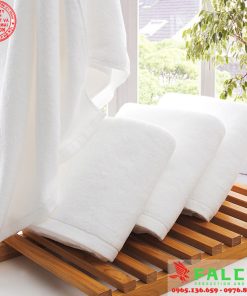 Khăn tắm trắng trơn dùng trong khách sạn