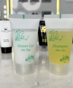 Ảnh thực tế của tuýt dầu gội sữa tắm được Falcon cung cấp